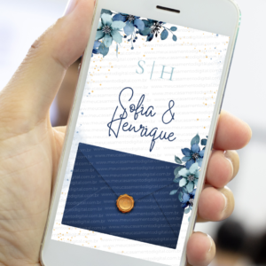 Capa de convite digital de casamento azul floral com envelope azul e lacre dourado exibida no celular.