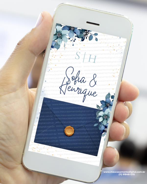 Capa de convite digital de casamento azul floral com envelope azul e lacre dourado exibida no celular.