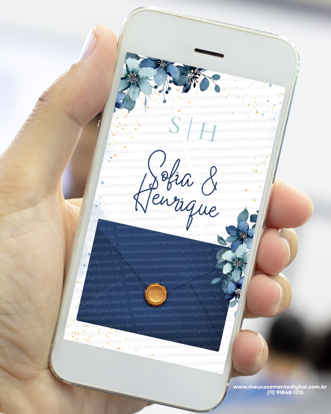 Capa de convite digital de casamento azul floral com envelope azul e lacre dourado exibida no celular.