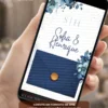 Convite de casamento azul interativo com envelope digital, flores azuis e lacre dourado.