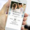 Convite digital de casamento com foto dos noivos e flores azul serenity exibido no celular, convite de casamento digital para enviar pelo WhatsApp ou imprimir.