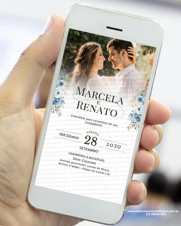 Convite digital de casamento com foto dos noivos e flores azul serenity exibido no celular, convite de casamento digital para enviar pelo WhatsApp ou imprimir.