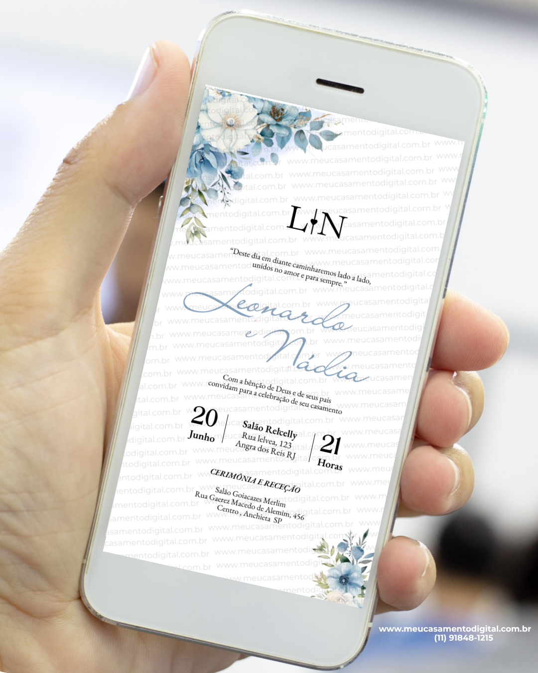 Convite digital de casamento azul serenity com flores azuis e letras elegantes exibido no celular, convite de casamento digital para enviar pelo WhatsApp ou imprimir.