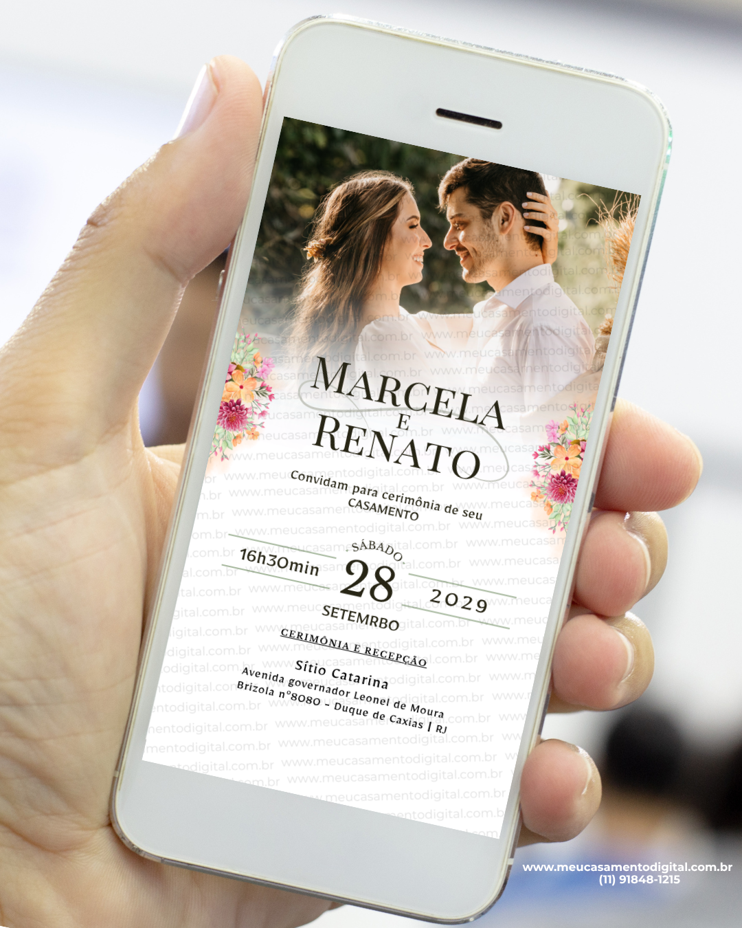 Convite digital de casamento com foto do casal e flores coloridas em tons de rosa e laranja exibido na tela de um celular.
