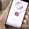 Convite de casamento interativo com envelope digital lavanda com lacre roxo e delicadas flores lilás.