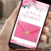 Convite de casamento interativo com envelope digital rosa, flores delicadas e lacre dourado.