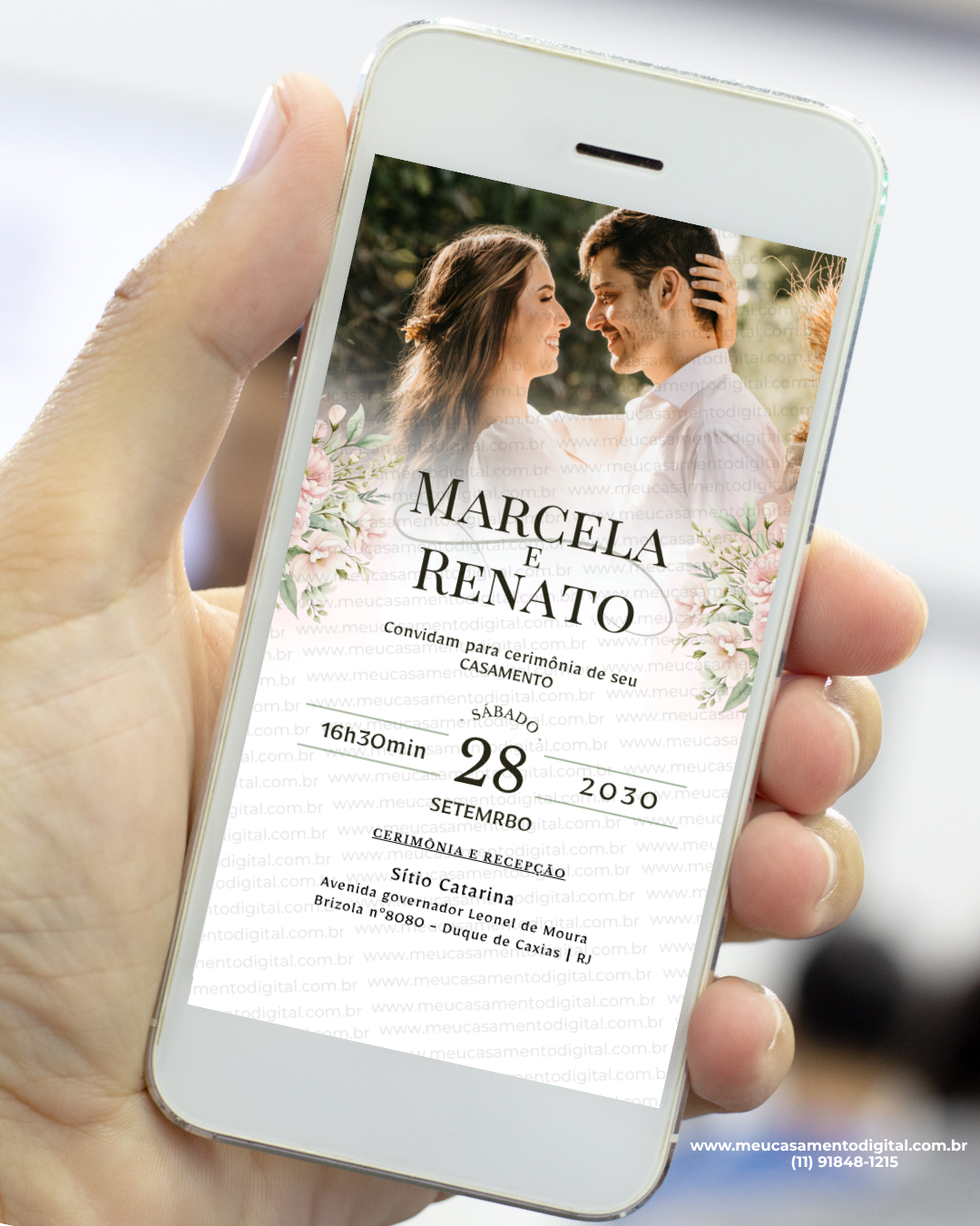 Convite digital casamento com foto dos noivos e flores rosé exibido na tela de um celular.