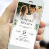 Convite digital de casamento com foto dos noivos e flores verdes exibido no celular, convite de casamento digital elegante que pode ser enviado pelo WhatsApp ou impresso.