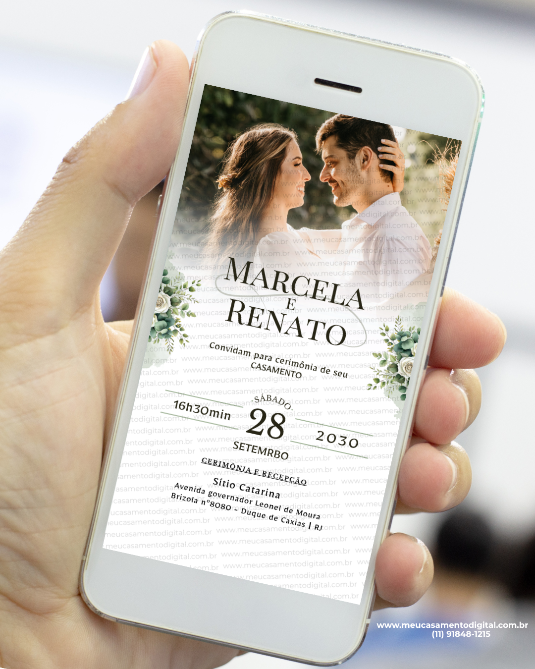Convite digital de casamento com foto dos noivos e flores verdes exibido no celular, convite de casamento digital elegante que pode ser enviado pelo WhatsApp ou impresso.