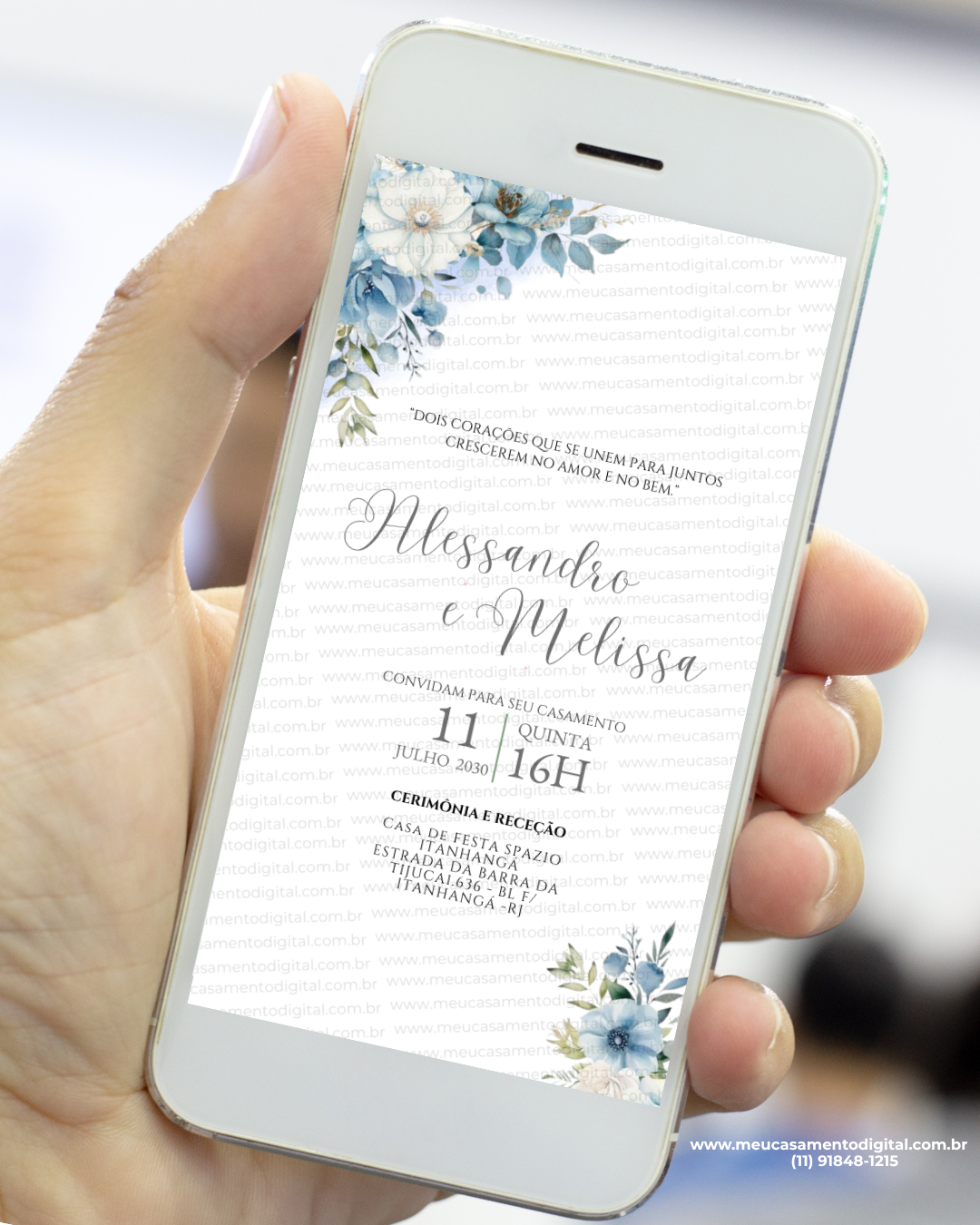 Convite digital de casamento floral azul serenity minimalista com flores azuis exibido no celular, convite de casamento digital elegante para enviar pelo WhatsApp ou imprimir.