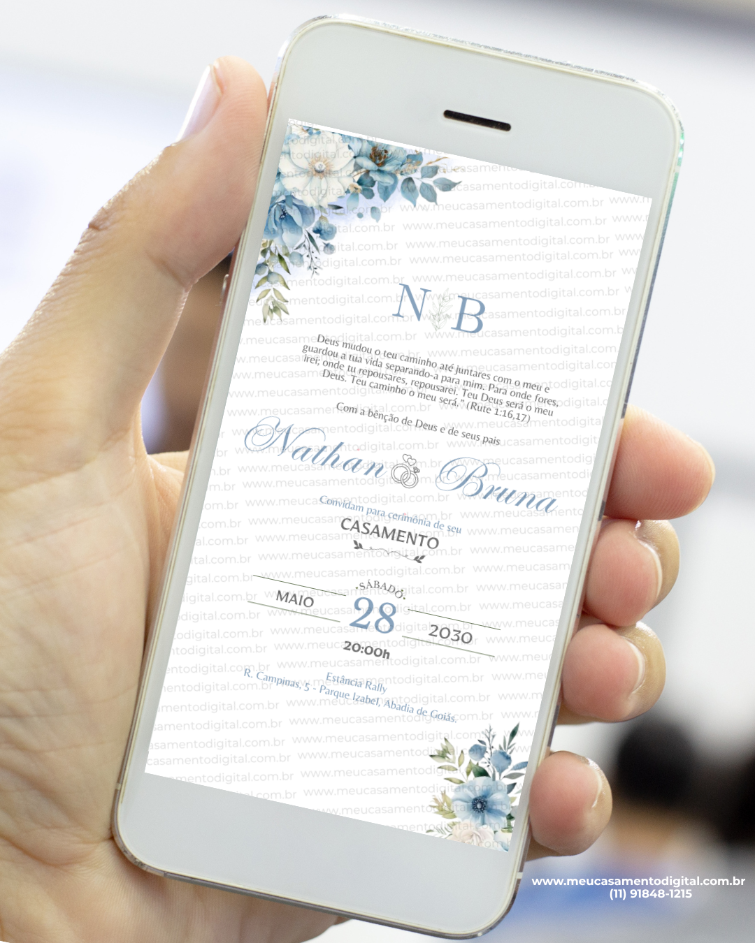 Convite digital de casamento floral azul serenity com flores azuis e texto elegante exibido no celular, convite de casamento digital para enviar pelo WhatsApp ou imprimir.