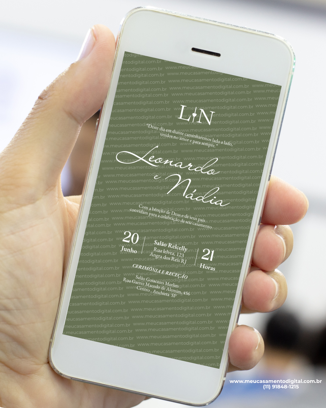 Convite digital de casamento verde oliva minimalista com letras brancas exibido no celular, convite de casamento digital elegante para enviar pelo WhatsApp ou imprimir.