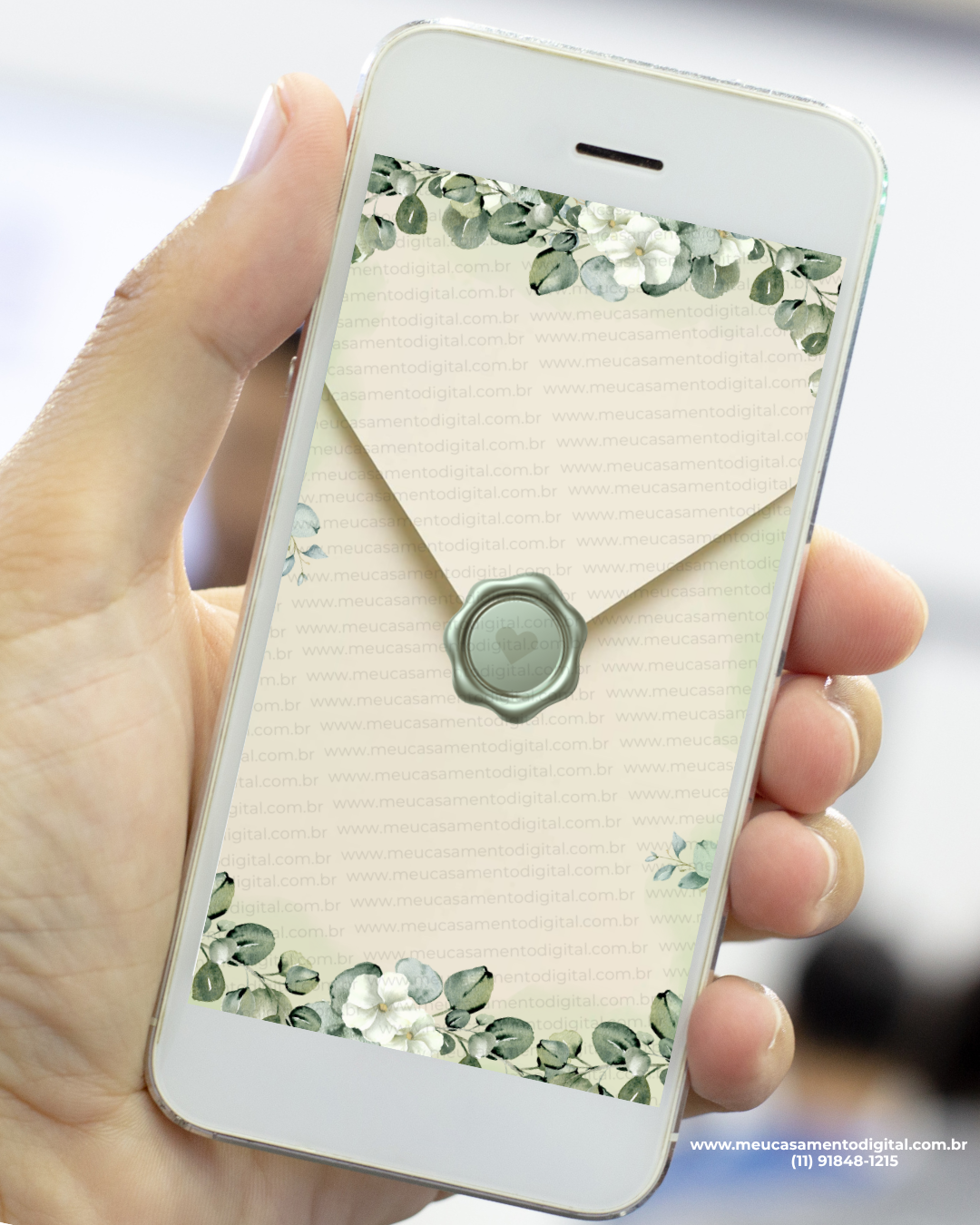 Envelope digital de convite de casamento floral verde com lacre exibido na tela de um celular.