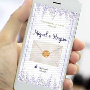 Envelope digital de convite de casamento lavanda floral com lacre exibido no celular.
