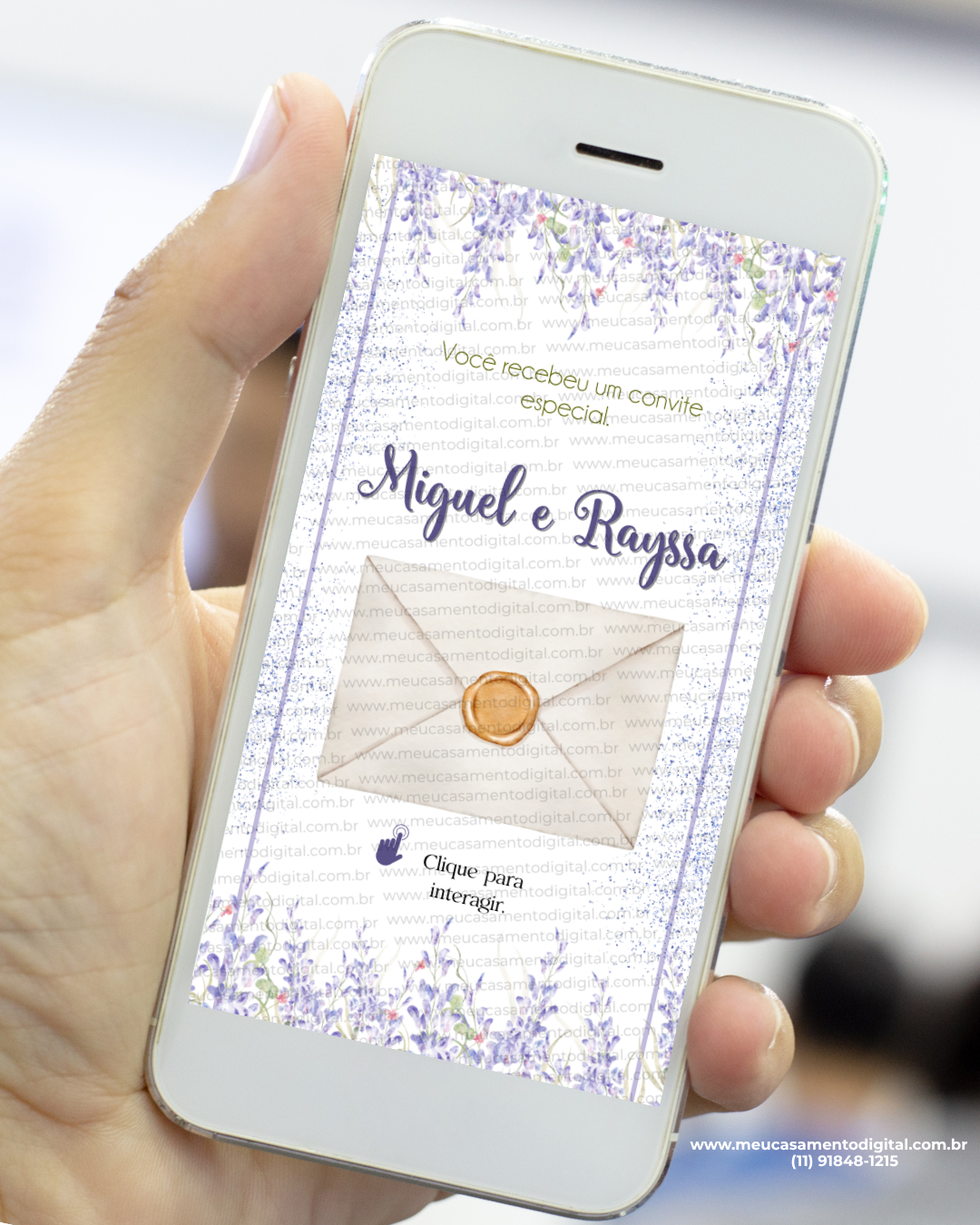 Envelope digital de convite de casamento lavanda floral com lacre exibido no celular.