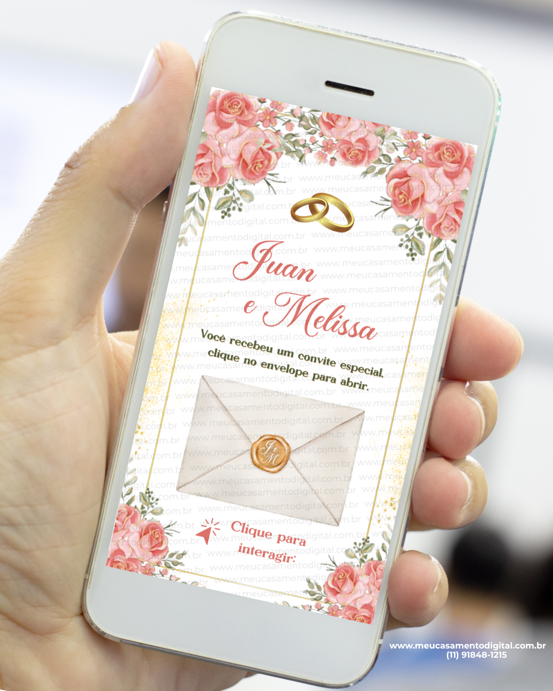 Envelope digital de convite de casamento floral rosa com lacre e alianças exibido na tela de um celular.