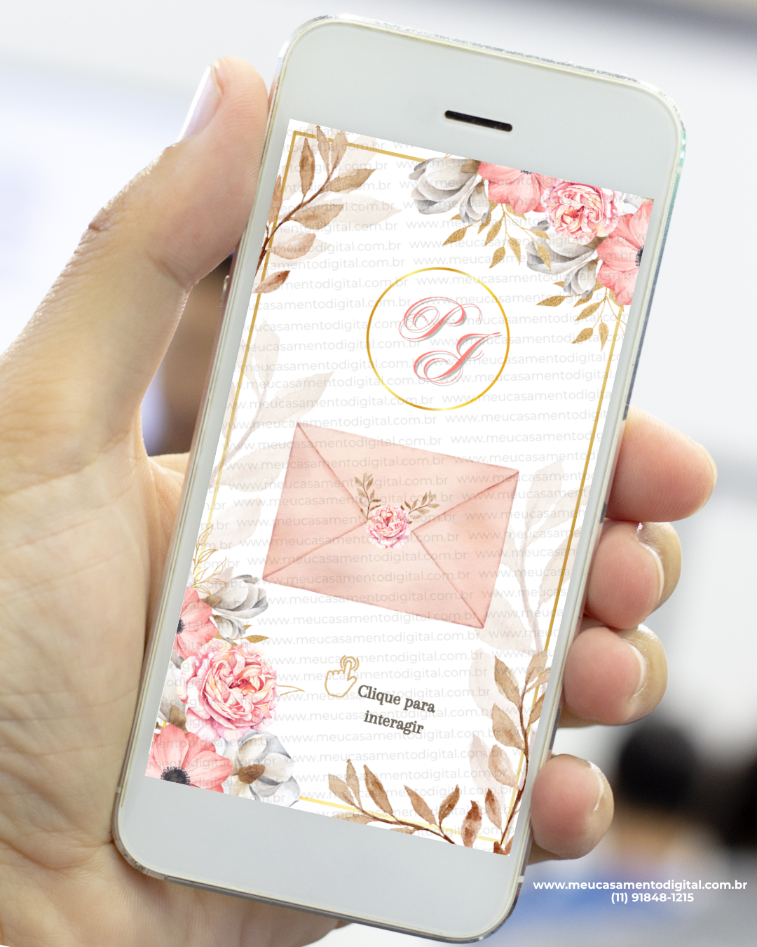 Envelope digital de convite de casamento floral rosé com detalhes dourados e lacre exibido na tela de um celular.
