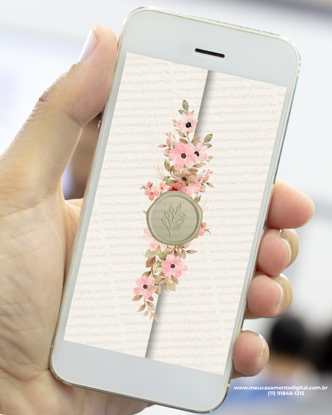 Envelope digital de convite de casamento floral rosé com lacre verde e flores em tons terrosos exibido na tela de um celular.