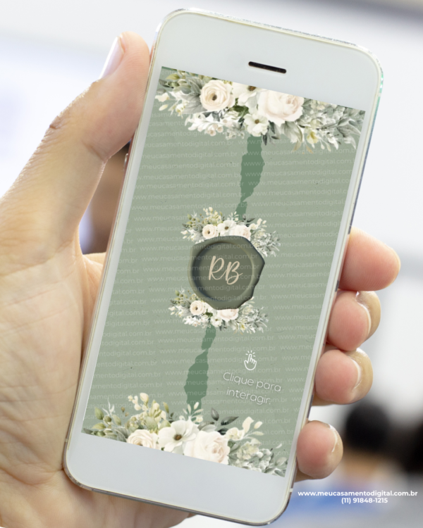 Envelope digital de convite de casamento verde oliva com flores brancas e lacre exibido na tela de um celular.