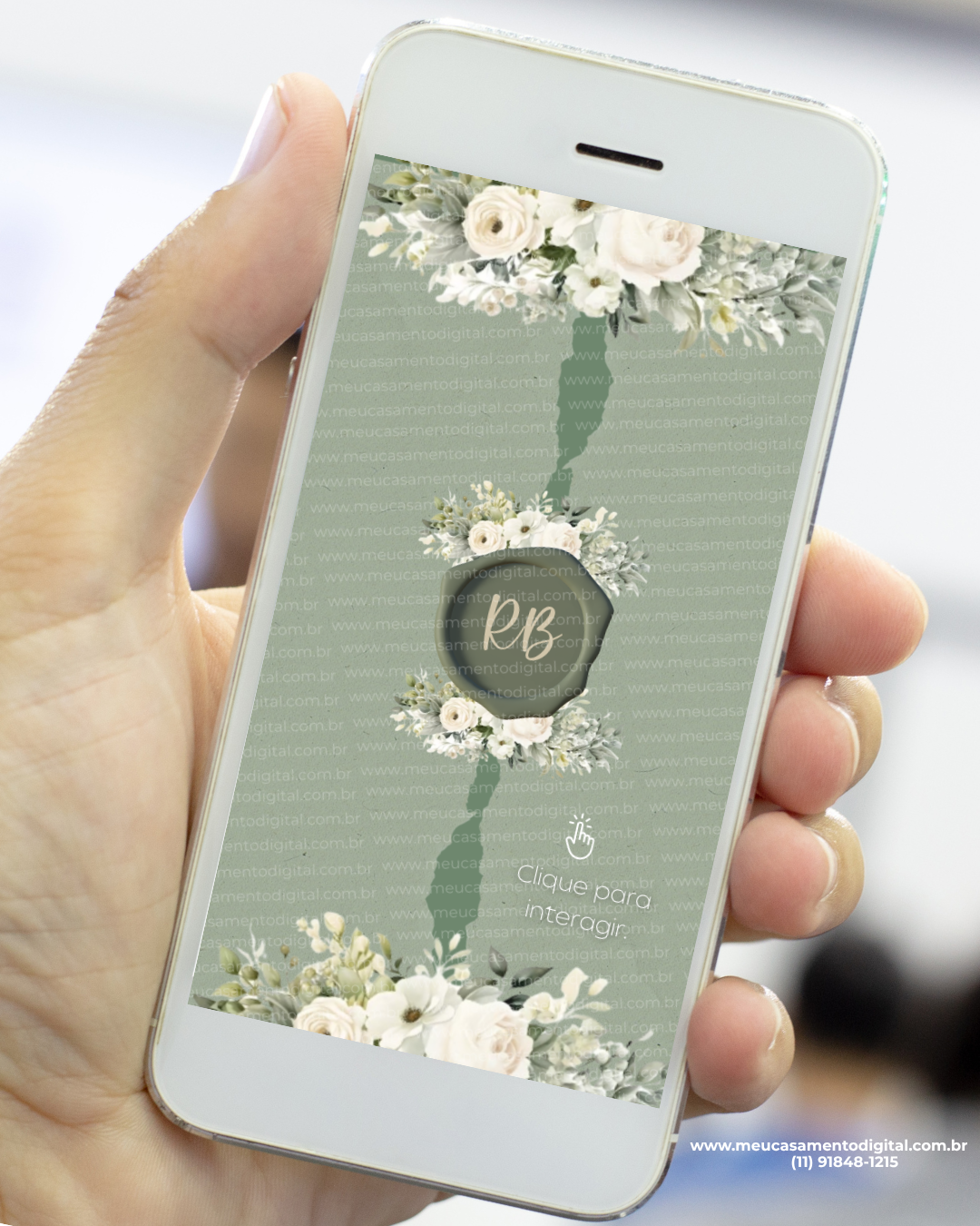 Envelope digital de convite de casamento verde oliva com flores brancas e lacre exibido na tela de um celular.