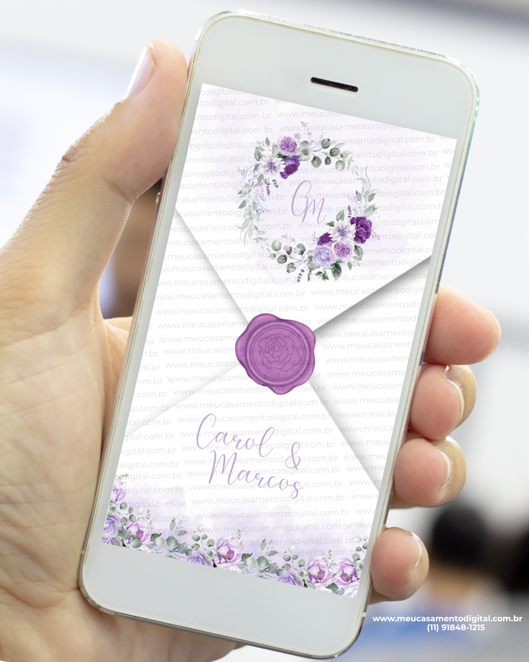 Envelope digital de convite de casamento floral lavanda com lacre roxo exibido no celular.