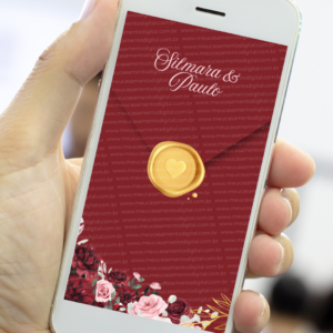 Envelope digital de convite de casamento marsala com lacre dourado e flores exibido no celular.