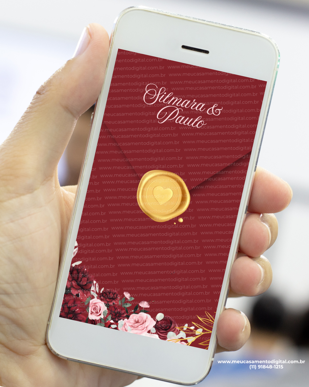 Envelope digital de convite de casamento marsala com lacre dourado e flores exibido no celular.