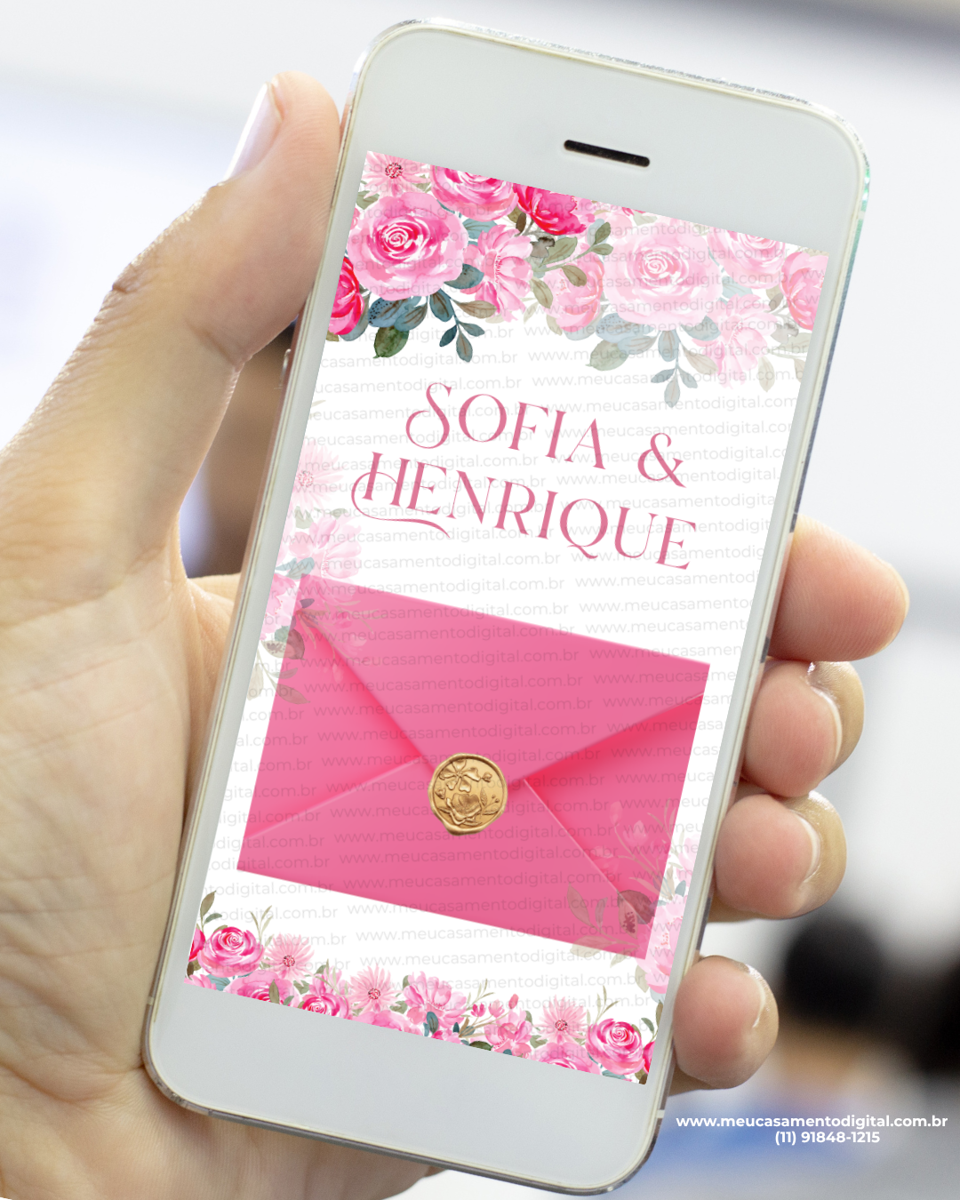 Envelope digital de convite de casamento floral rosa com lacre dourado exibido no celular.