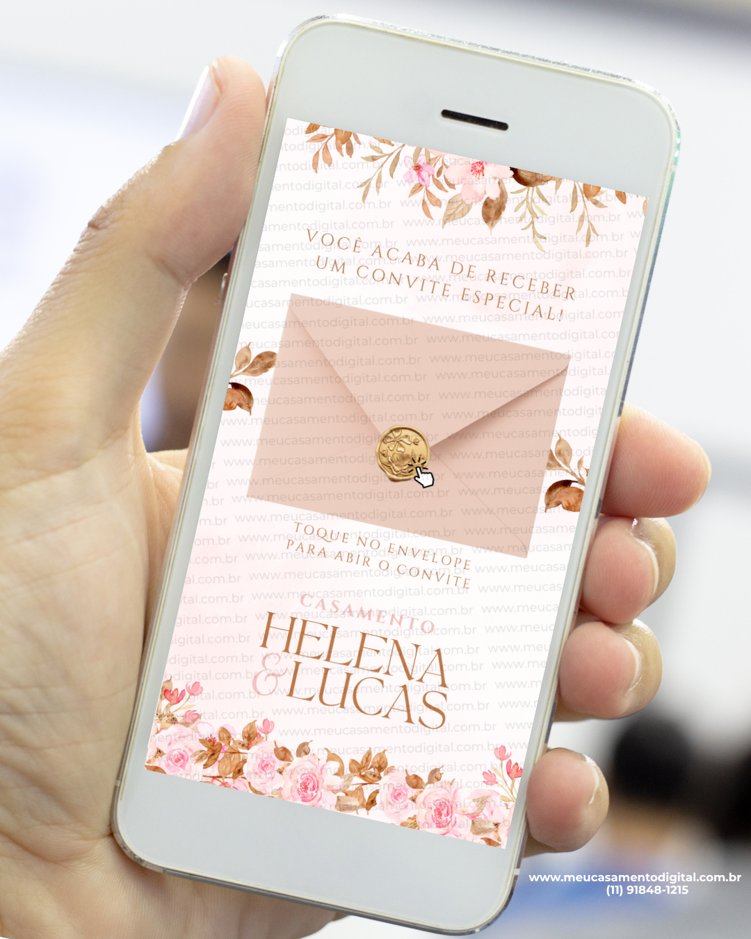 Envelope digital de convite de casamento rosé floral com lacre dourado exibido na tela de um celular.