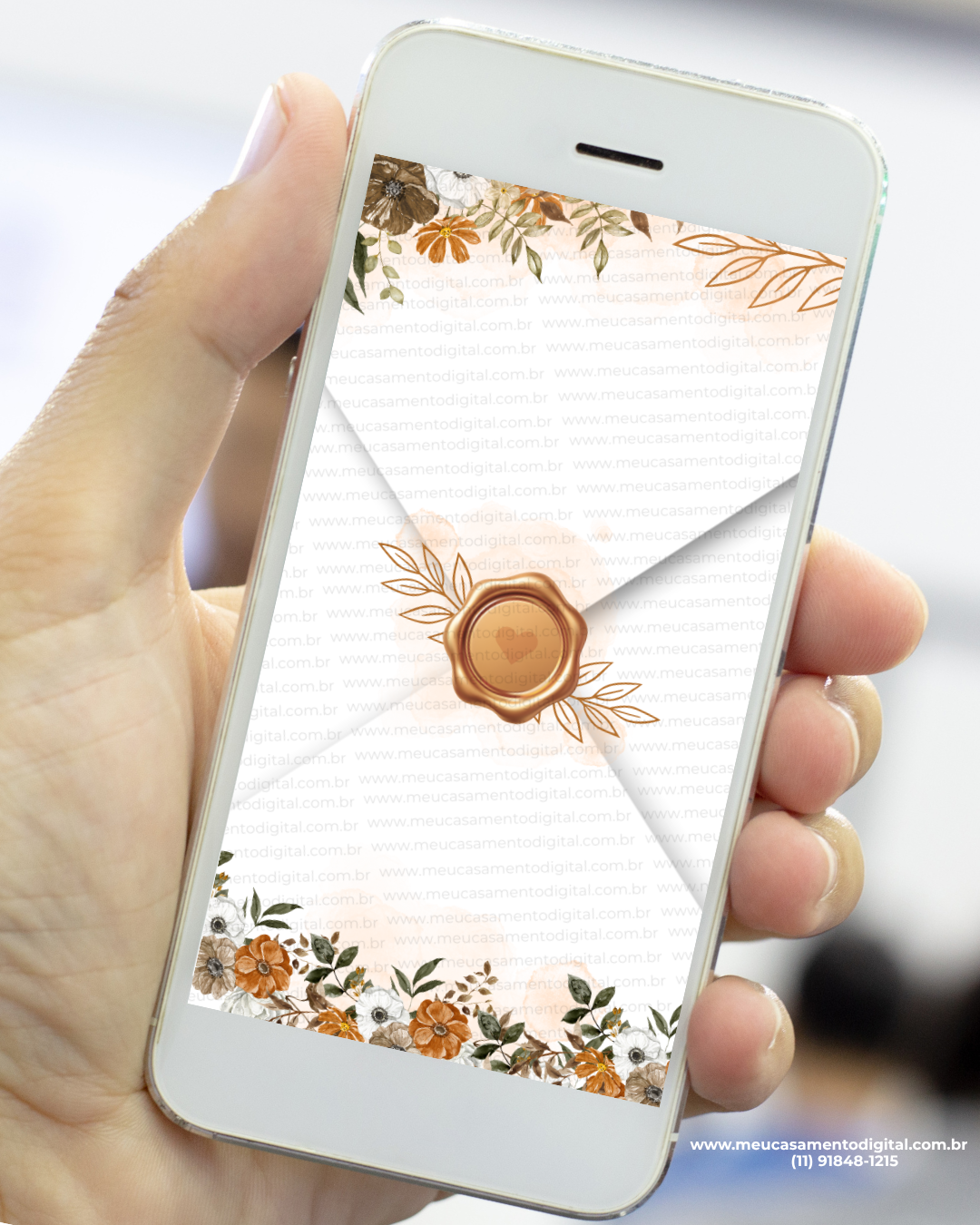 Envelope digital de convite de casamento terracota com lacre e flores exibido no celular.
