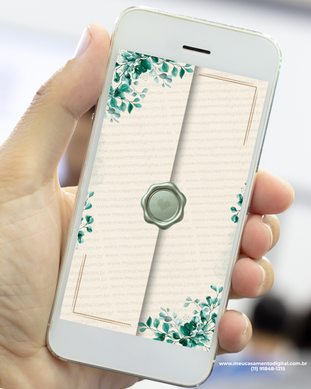 Envelope digital de convite de casamento verde com folhagens e lacre exibido no celular.