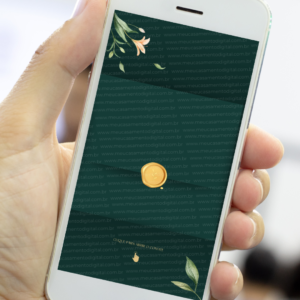 Envelope digital de convite de casamento verde escuro com lacre dourado e folhas exibido no celular.