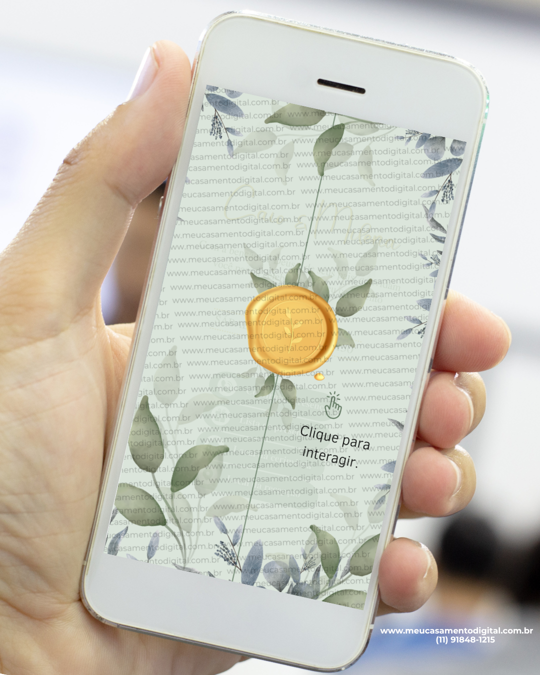 Envelope digital de convite de casamento verde oliva com lacre dourado e folhagens exibido no celular.