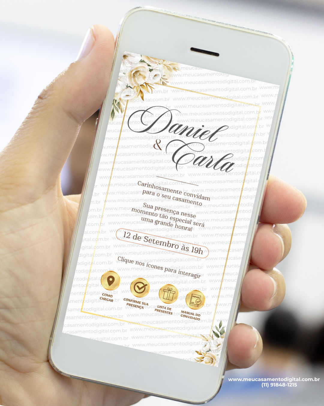 convite de casamento branco e dourado elegante com design clássico e informações do evento.