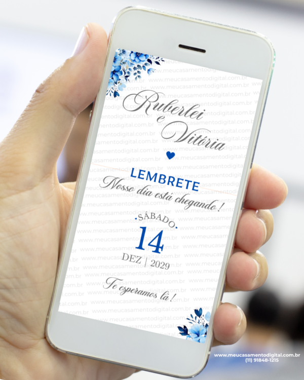 Lembrete azul para casamento exibido na tela de um celular, com flores azuis no canto superior e inferior, nomes dos noivos em destaque e data do evento centralizada com tipografia elegante.