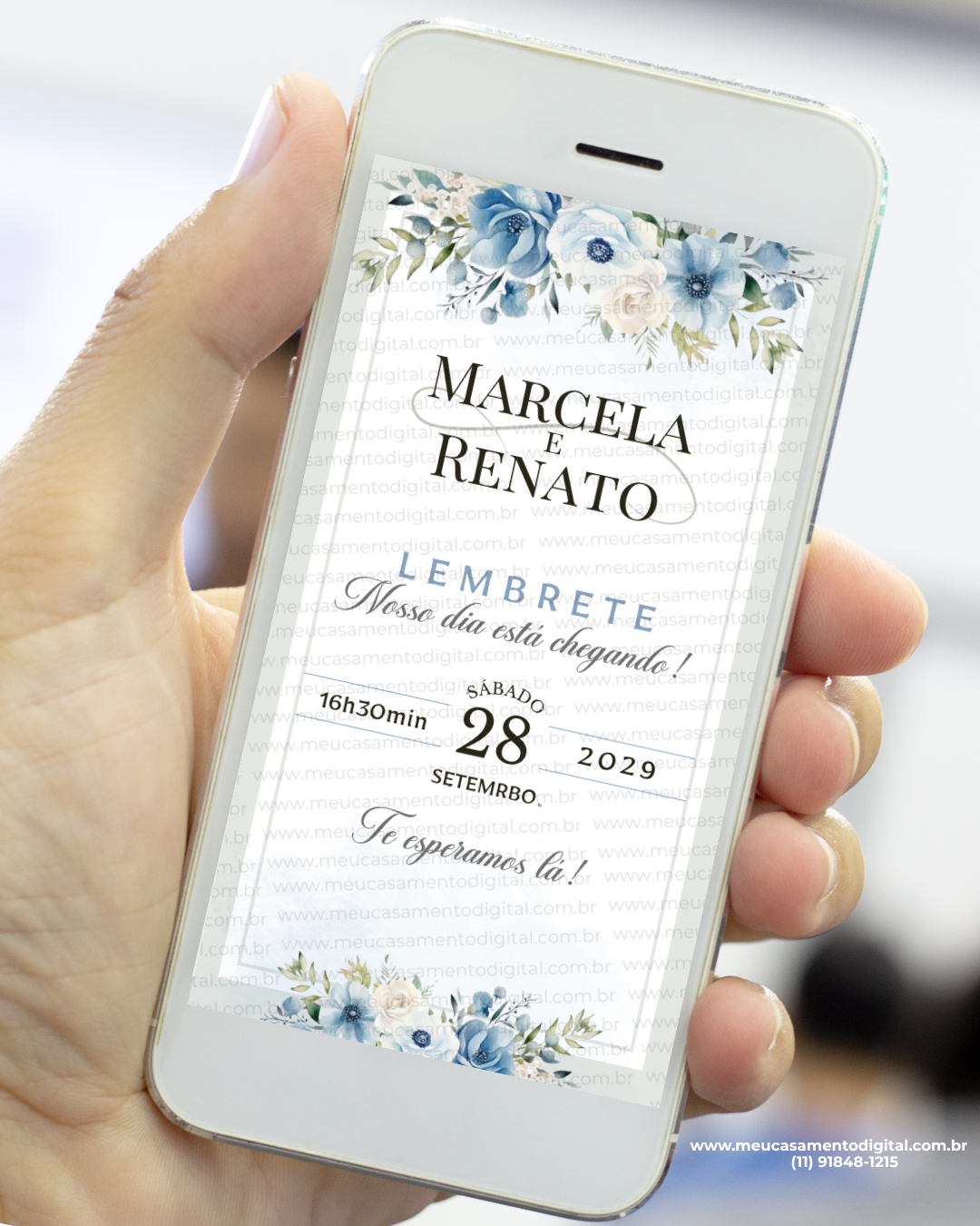 Lembrete digital de casamento azul floral elegante exibido no celular