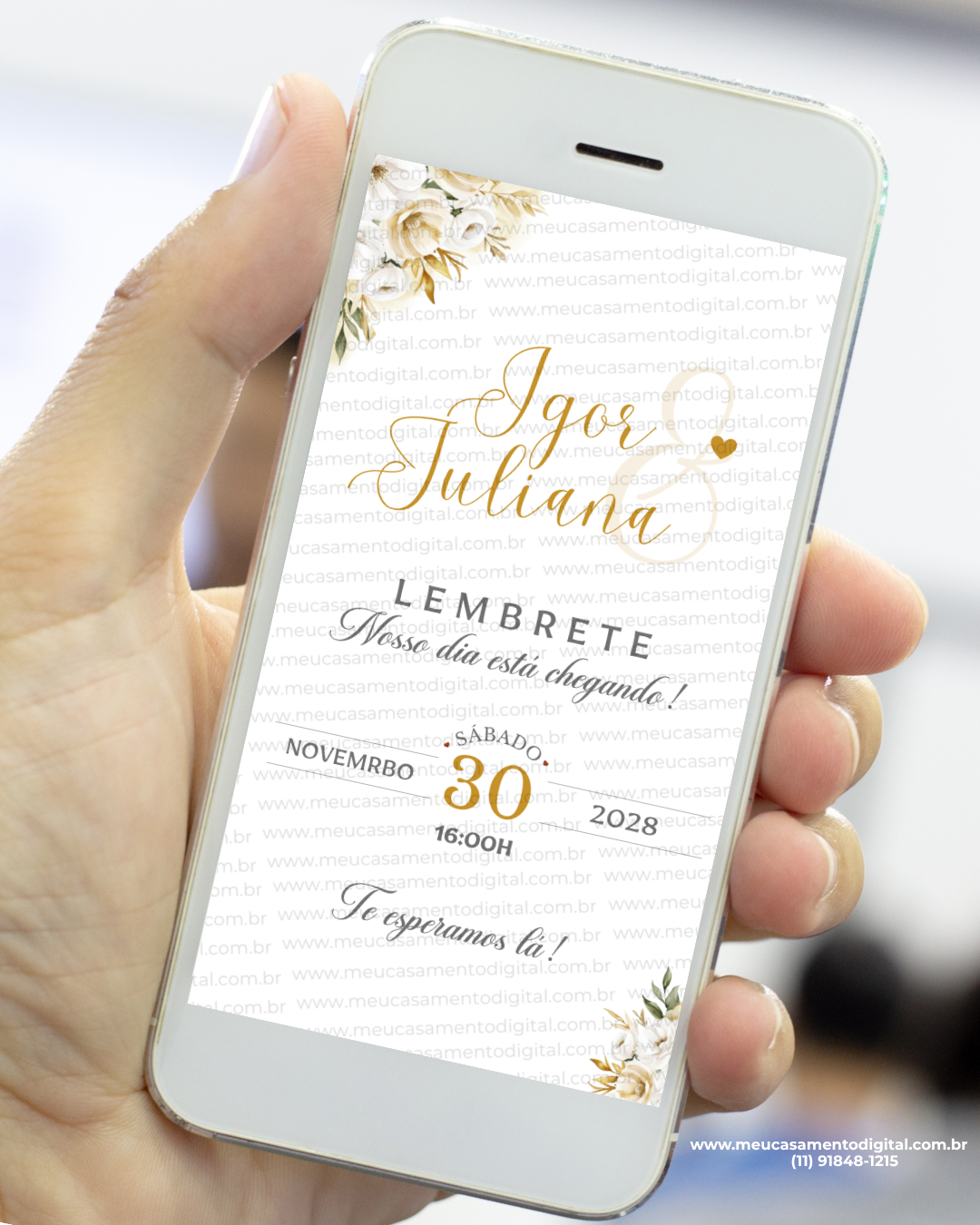 Lembrete digital de casamento dourado delicado com flores em fundo claro exibido no celular para lembrar os convidados da data.