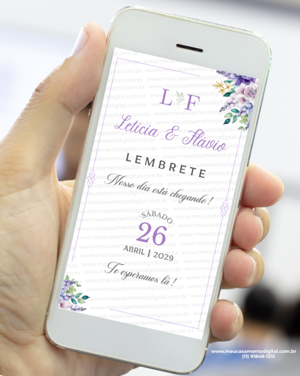 Lembrete digital de casamento lavanda com flores delicadas exibido no celular