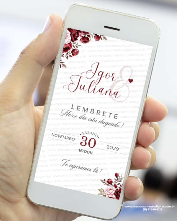 Lembrete de casamento marsala mostrado na tela de um celular, com fundo claro, detalhes florais em tons de vinho e rosa nos cantos e tipografia elegante destacando nomes dos noivos e data do evento.