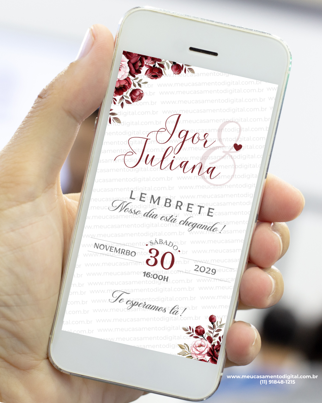 Lembrete de casamento marsala mostrado na tela de um celular, com fundo claro, detalhes florais em tons de vinho e rosa nos cantos e tipografia elegante destacando nomes dos noivos e data do evento.