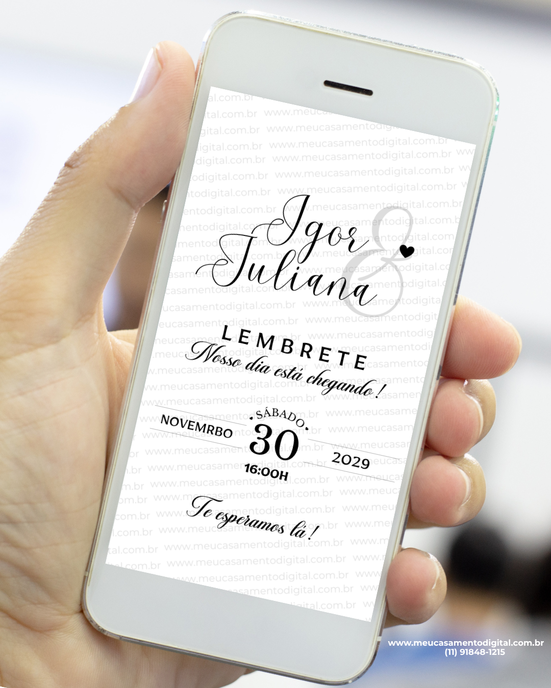 Lembrete de casamento preto minimalista exibido no celular com nome do casal e data