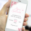 Lembrete digital de casamento rosa claro com flores suaves exibido no celular para lembrar os convidados da data.