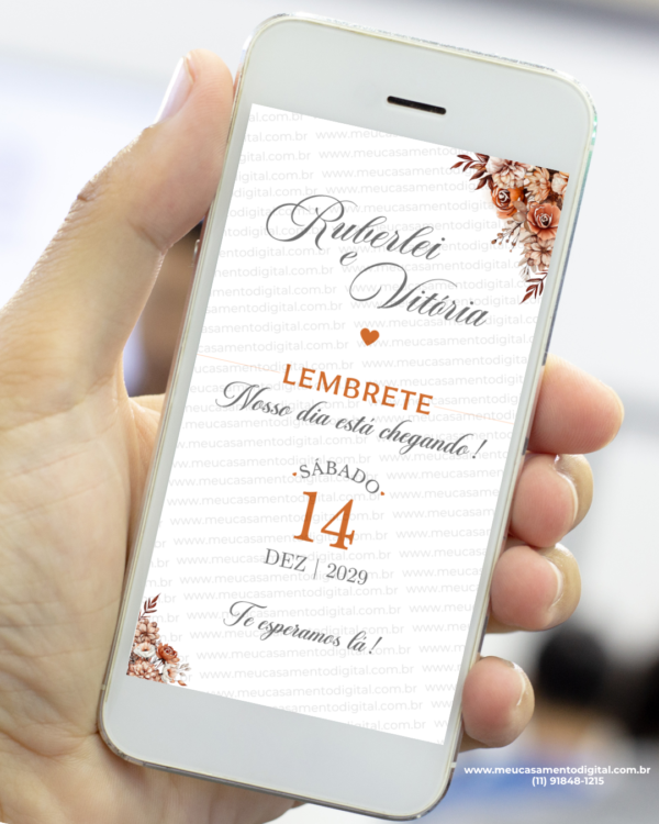 Lembrete de casamento terracota mostrado em um celular, com fundo claro, arranjos florais em tons terrosos no topo e na base, nomes dos noivos em fonte elegante e data destacada no centro do layout.