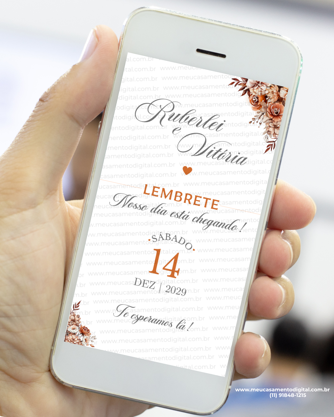 Lembrete de casamento terracota mostrado em um celular, com fundo claro, arranjos florais em tons terrosos no topo e na base, nomes dos noivos em fonte elegante e data destacada no centro do layout.