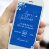 Lembrete digital de casamento em fundo azul intenso exibido em um celular, com flores azuis nos cantos, nomes dos noivos em caligrafia elegante e informações do evento organizadas ao centro.