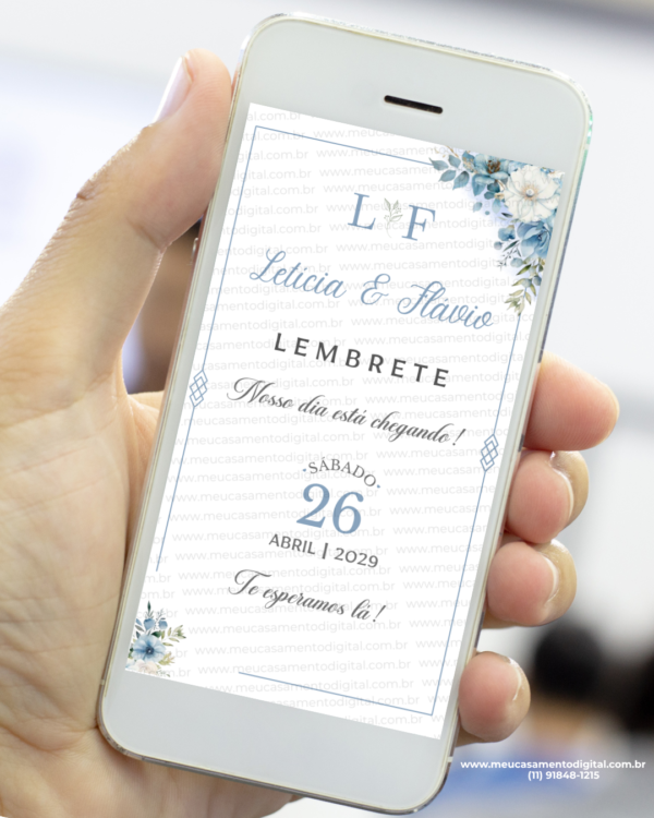 Lembrete digital de casamento azul serenity com flores delicadas exibido no celular.