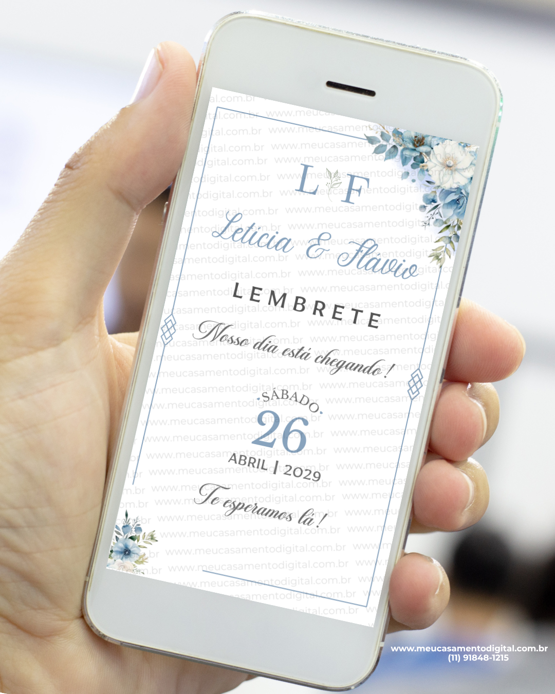 Lembrete digital de casamento azul serenity com flores delicadas exibido no celular.