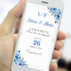 Lembrete digital de casamento azul exibido em um celular, com fundo claro, flores em tons de azul nas bordas, moldura delicada e tipografia elegante com nomes dos noivos e data do evento.