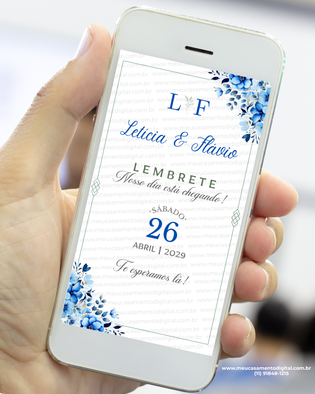 Lembrete digital de casamento azul exibido em um celular, com fundo claro, flores em tons de azul nas bordas, moldura delicada e tipografia elegante com nomes dos noivos e data do evento.