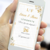 Pessoa segurando celular com lembrete digital de casamento dourado exibindo nomes dos noivos, data, horário e informações do evento.